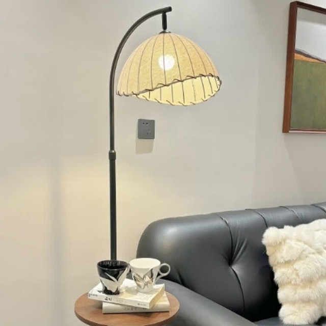 这盏灯，在我的客厅角落私藏了一片暮色。