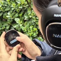 耳机竟然自带屏幕？这么高级的耳机我还是第一次见！