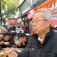 陪何祚欢老师在汉正街的面妈妈过早吃热干面！