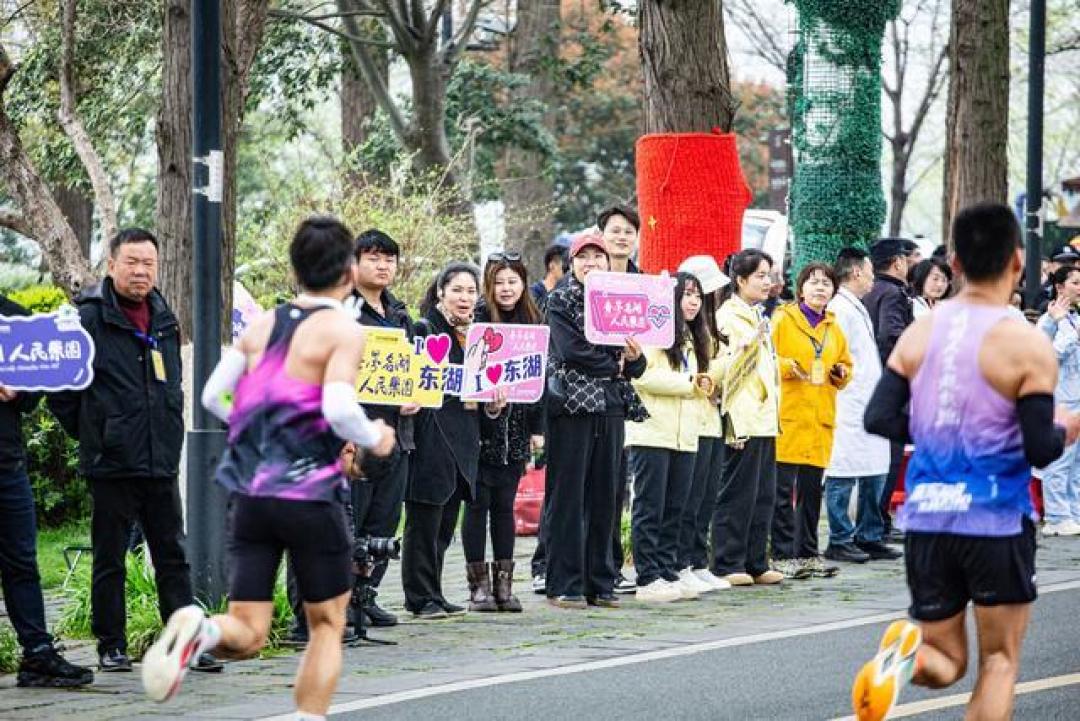 武汉马拉松选手:我们不是一个人在跑,是被整座城市托举着前行