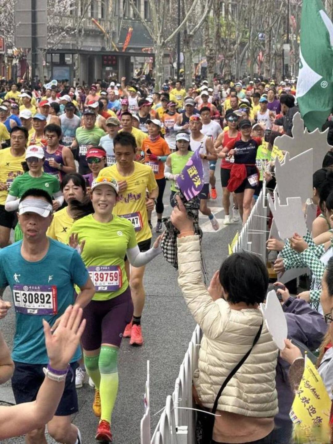 武汉马拉松选手:我们不是一个人在跑,是被整座城市托举着前行