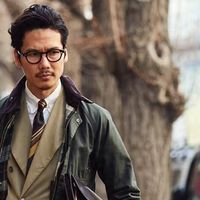 这是四五十岁男人应该有的穿搭：Barbour外套+直筒裤，有钱又有型