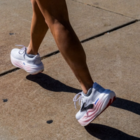 厚底跑鞋更护膝？实测数据揭穿误区：选错一双，轻则磨脚重则伤膝