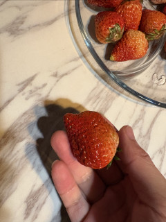 大家买的京东丹东草莓是不是有股味道？