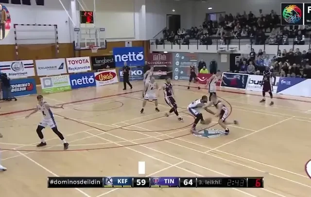 篮球裁判案例解析：进攻犯规与骗取犯规的界定