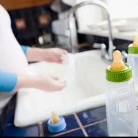 奶瓶消毒误区剖析：开水烫一烫的无效原因与正确操作指南