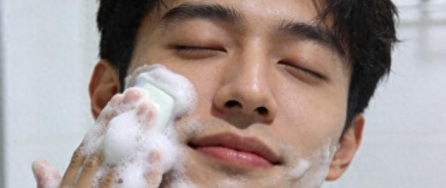 男士油皮黑头反复？温和深层清洁洗面奶推荐，毛孔干净不毁屏障
