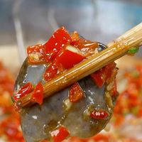 剁椒鱼头真的是蒸出来的吗？今天这个视频我来我告诉你，其实不用蒸的鱼头会更加的好吃，全程不用加一滴水，做法还特别简单