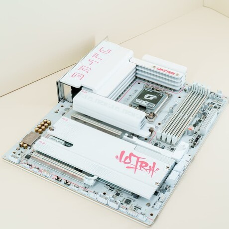 纯白美学：七彩虹 iGame Z890 ULTRA-S W V20 主板评测