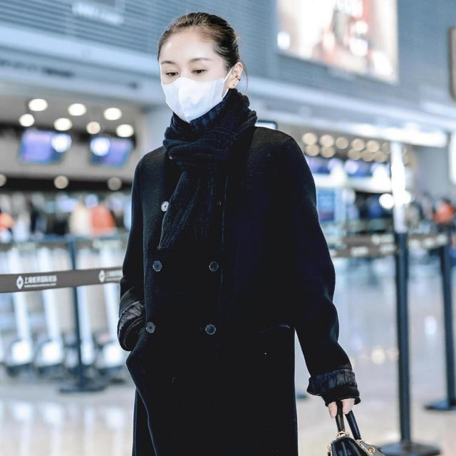 看了王子文的穿搭，真的悟了：黑大衣不配半身裙、牛仔裤，更时髦