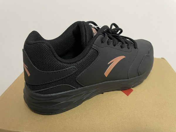 安踏小黑鞋，软底皮面又防滑，高性价比百搭跑步鞋。