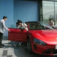 雷军再为小米SU7车主弯腰开车门，姿势老练!发布即交付，锁单已破3万？