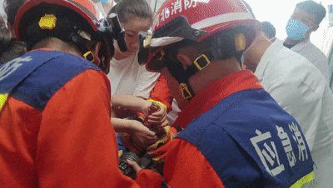 山西女孩玩拼豆遭遇熨斗爆炸起火，消防：务必先断电、不泼水