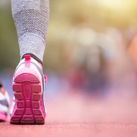 800米体考别再乱买碳板跑鞋了，最后100米稳住节奏才是提分关键