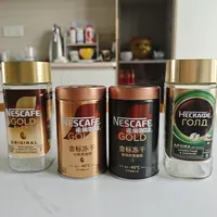 之前说了大卫杜夫的，现在再说雀巢冻干，我喝过了这四瓶，从左到右按我喜欢的顺序。左边的那款是我喝冻干的第一瓶。当时觉得好喝，连我孩子都觉得好喝。后来觉得贵，就买了国产的金标中烘和超深烘。两者对比中烘香点超深烘苦点，如果想喜欢香的就中烘多加一点。右边的俄罗斯版，我看着便宜就买了，但是不好喝，偏苦。
如果我再买的话，有特价就买第一款。没特价就买第二款。
#速溶咖啡[话题]#