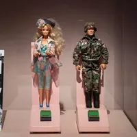 1993年“芭比解放阵线”事件：通过声盒互换抗议性别刻板印象