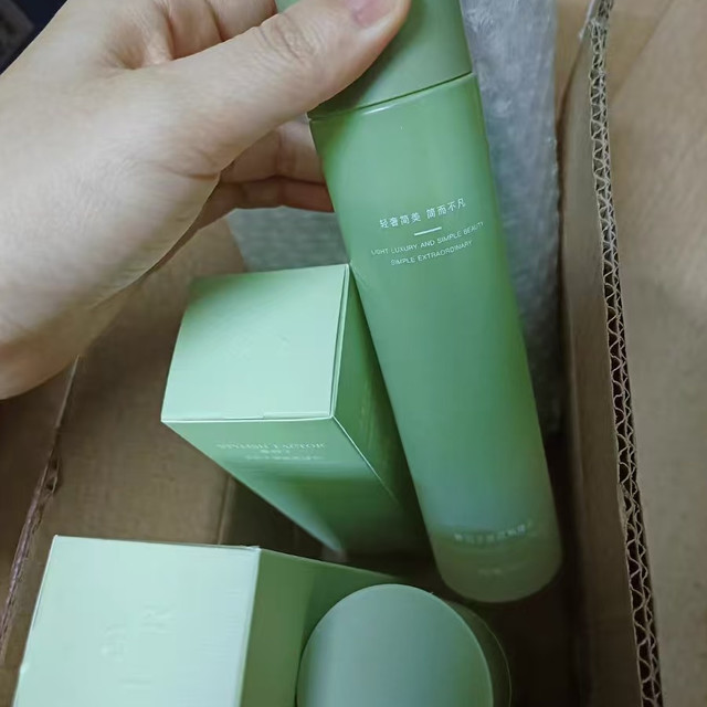 油痘肌本命水乳｜雅因子菌菇水乳，细腻毛孔 + 控油焕亮一步到位
