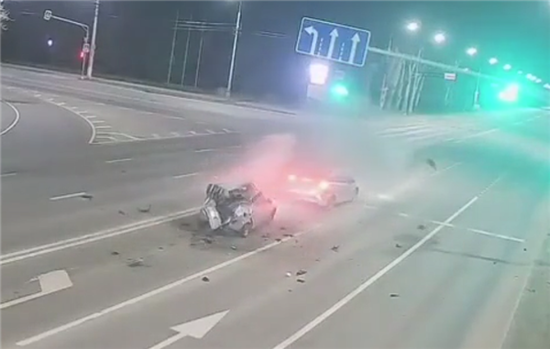管好右手!深夜摩托车狂飙撞上等红灯轿车:双双报废