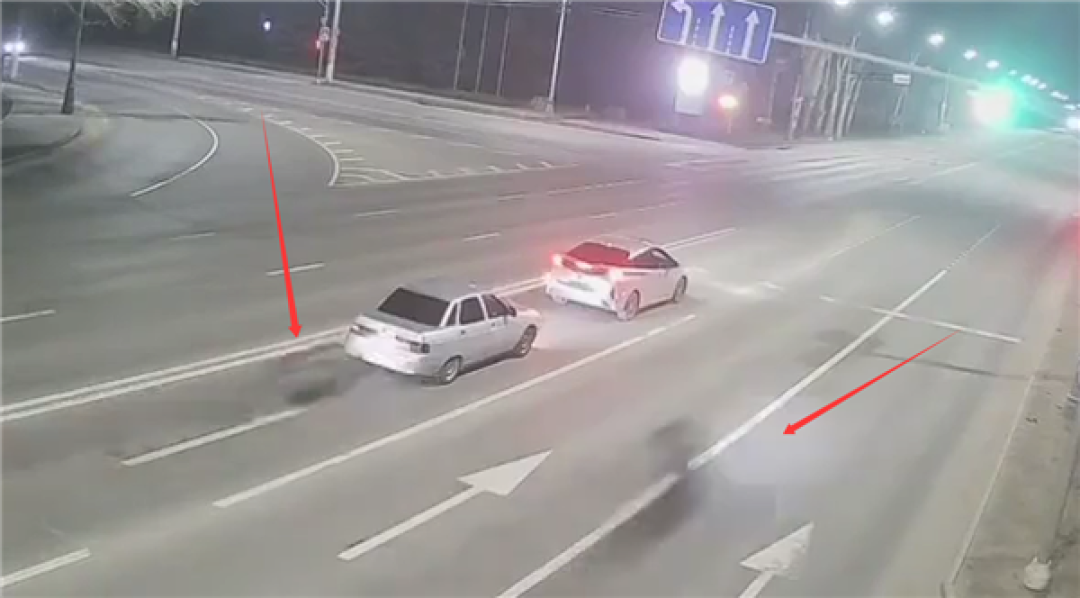 管好右手!深夜摩托车狂飙撞上等红灯轿车:双双报废