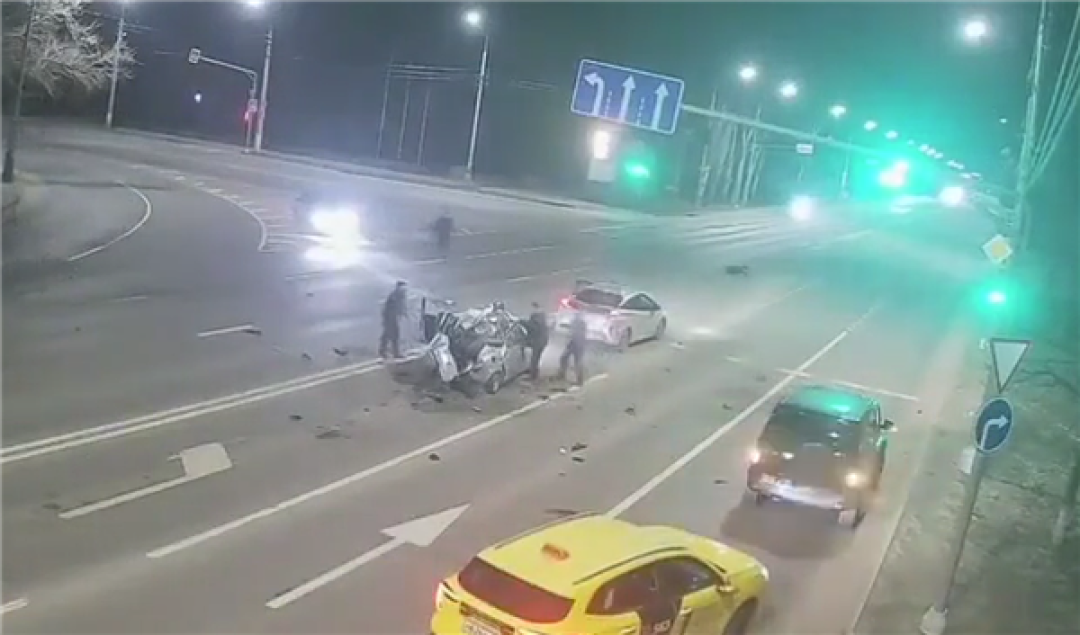 管好右手!深夜摩托车狂飙撞上等红灯轿车:双双报废