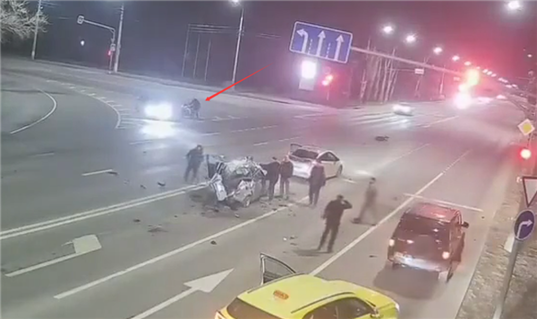管好右手!深夜摩托车狂飙撞上等红灯轿车:双双报废