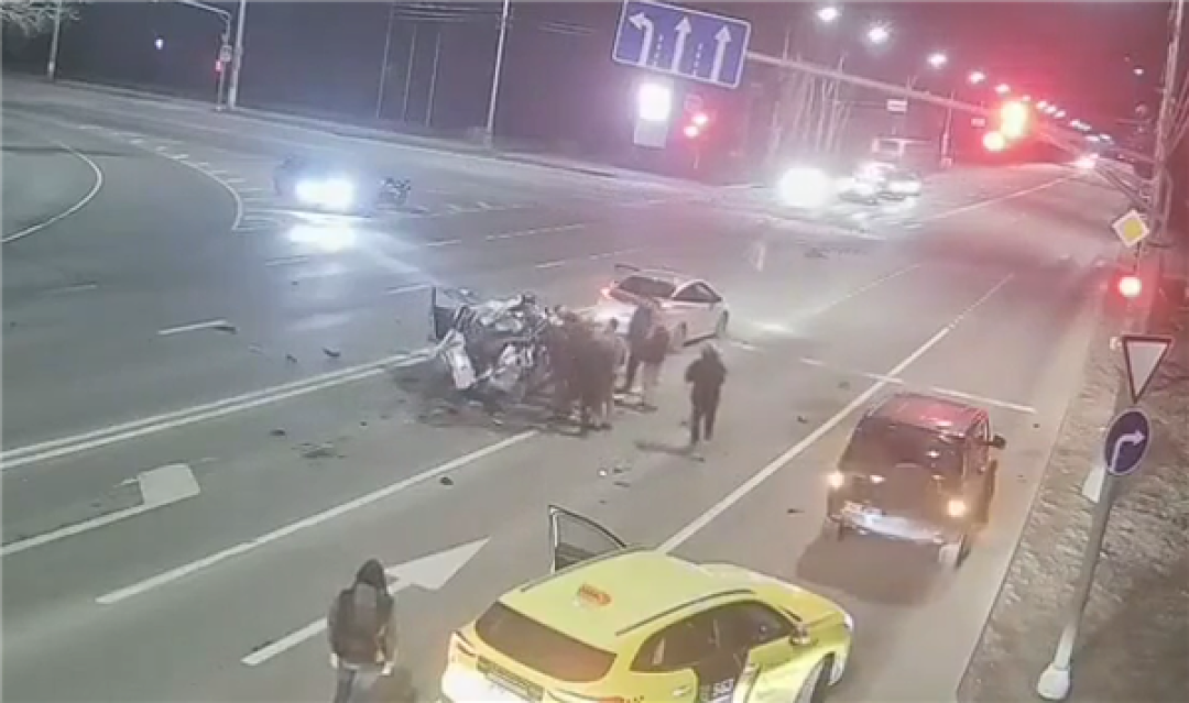 管好右手!深夜摩托车狂飙撞上等红灯轿车:双双报废