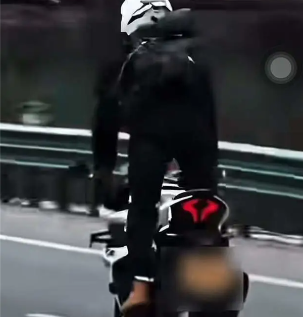 摩托司机高速上听DJ蹦迪还疯狂变道！交警：记6分罚400元