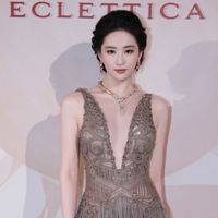 刘亦菲穿Elie Saab 2026春夏高定亮相宝格丽晚宴，创该系列中国首秀纪录