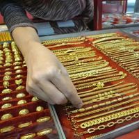 周大福推迟2026年3月23日“一口价”黄金饰品调价计划,因国际金价大幅回落