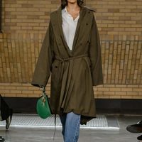 是时候穿风衣了！今年秋天穿“大一号”更时髦