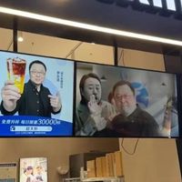 瑞幸咖啡正式官宣:罗永浩出任「超大杯推荐官」。哈哈笑死😆