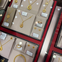 女子买“一口价金饰”，回家后看标签气坏：3.7g变成3.2g，每克超2000元；门店调查：“一口价黄金”摆店铺C位，标价在正面，克重被折叠