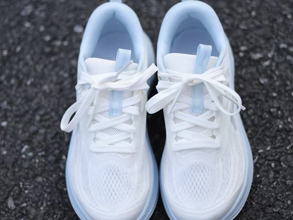 李宁凌波跑步鞋：小个子女生的“踩云神器”