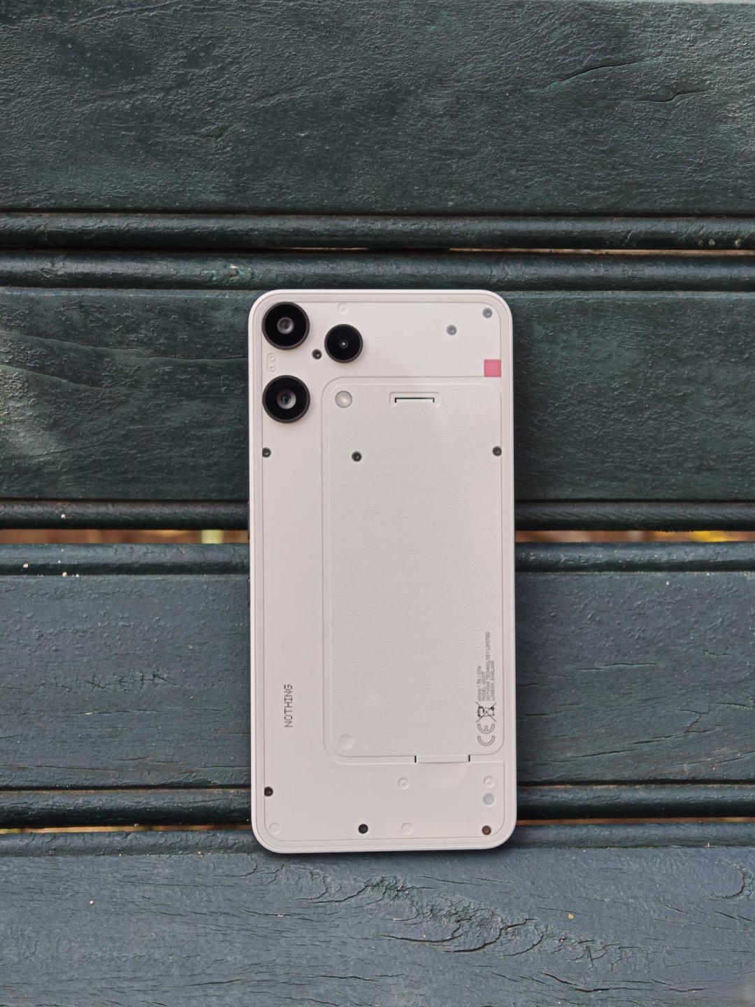 Nothing Phone开箱:从包装到灯效,这才是科技产品的仪式感