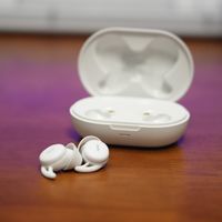 泡棉耳塞越戴越睡不着?三类助眠工具实测:真正能翻身整夜安睡的不到三成