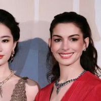 刘亦菲安妮·海瑟薇宝格丽活动米兰同框互挽腰，对我们的眼睛很好！