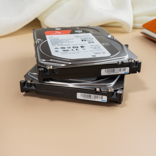 硬盘不翻车的秘密：希捷酷狼专为NAS设计，稳定才是硬道理