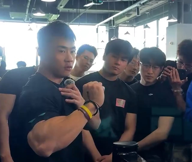 陈康干货分享：卧推肩膀酸痛，胸缺没有感觉该怎么办？