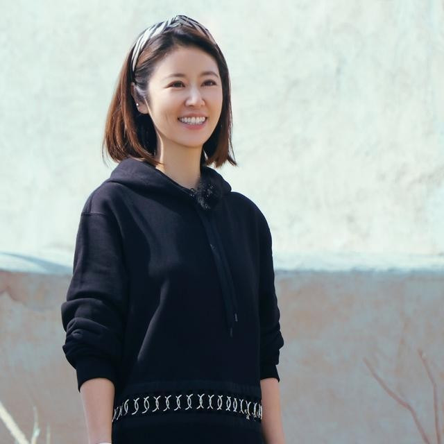 看了林心如的穿搭，真的悟了：卫衣不配半身裙、短靴，才更减龄！