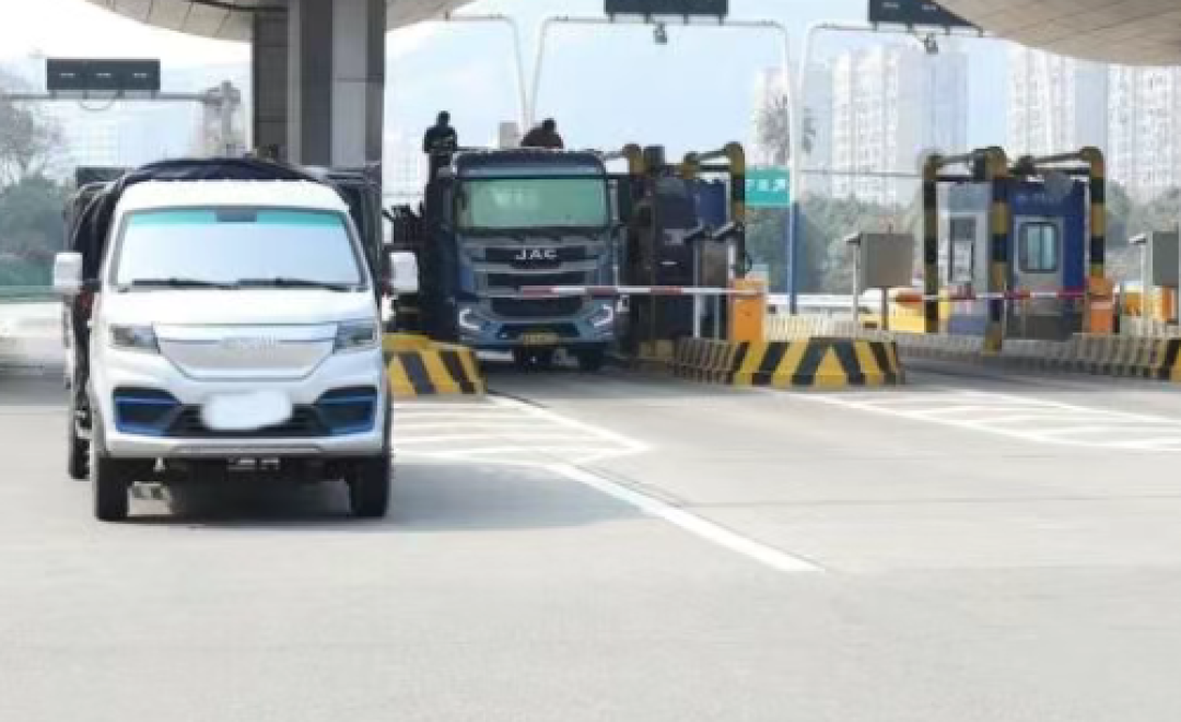 800余人被约谈！高速龟速车成隐形杀手：交警精准整治