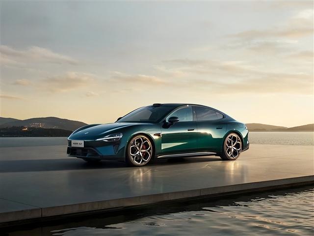 雷军一句话卖出一辆车！奥迪车主和雷军打赌，3分钟后下单SU7？