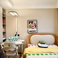 儿子说:卧室布置得这么舒服，我都不想出门了