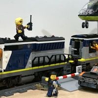 乐高套装开箱 篇零：乐高首款警察火车来了，直升机直接吊走跑车