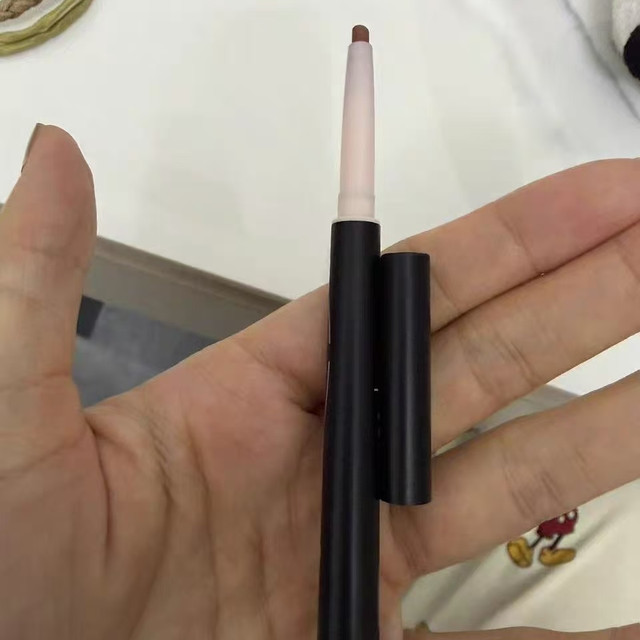 手残党唇妆作弊器！PUCO 双头唇线笔刷太绝了