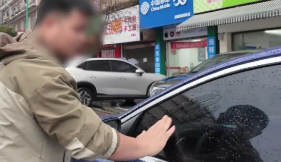 强力不干胶贴纸贴车窗!车主:违停不对 但方式太粗暴