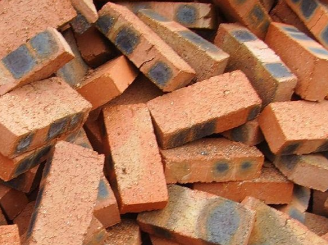曾经盖房必备的红砖，为何被全面禁止？并非难用，而是代价太大