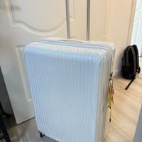 机场被问爆💎外交官珠光行李箱，颜值与实力双在线