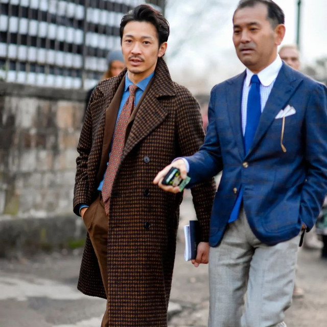 中年男人的油腻感穿搭：紧身裤配皮鞋、袜子裹裤脚，真的太土了！