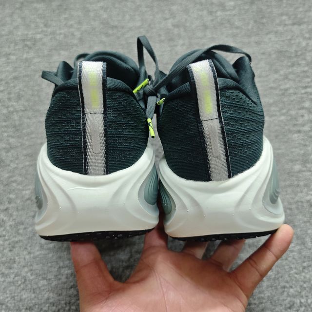 Nike Vomero 18是顶缓神鞋还是溢价泡沫？1000+用户观点大碰撞