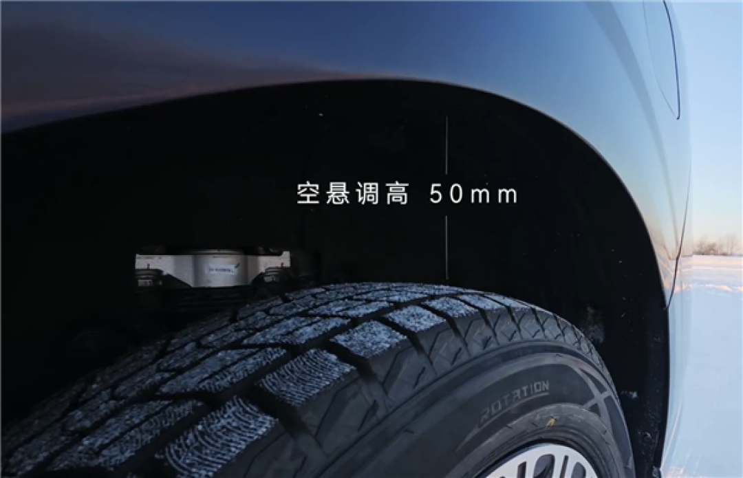 鸿蒙智行首款MPV 智界V9实车曝光:中控终于换新样式了